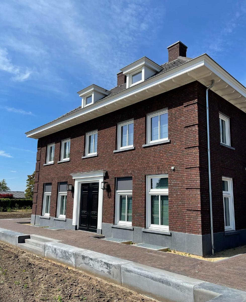 Nieuwbouw woonhuis en bijgebouwen